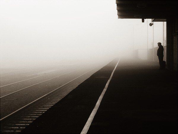 06年的4月的一个早晨，我在火车站等着搭乘去墨尔本市中心的火车。发电站的蒸汽在秋天的清晨冷凝成雾，创造了这样一个完美的拍黑白照片的场景，再加上远处孤零零等车的老人，一切对于我来说好像是安排好了一样。