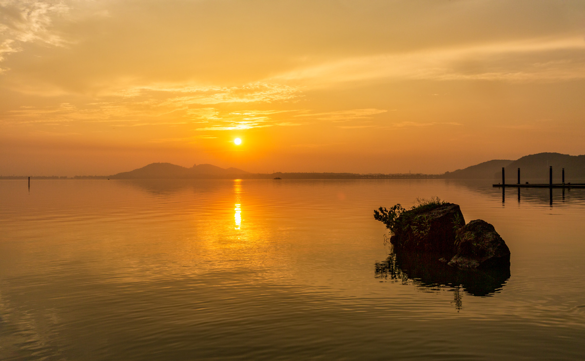 东湖日出