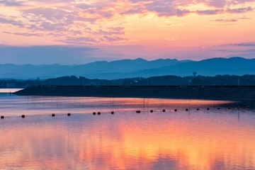 湖面晚霞