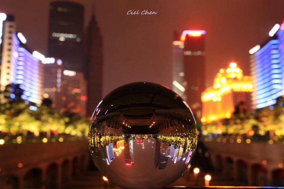 水晶球里的夜广州<br />
花城广场