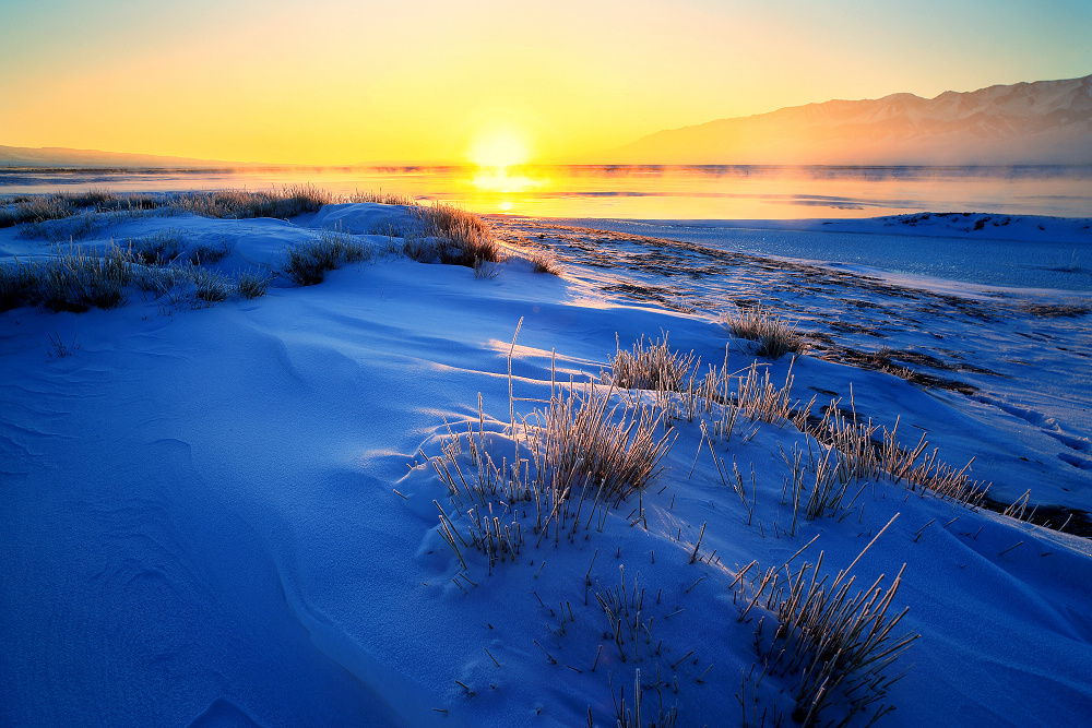 雪恋冬阳又是一个数九寒天奶茶飘香的巴里坤草原已被冬雪覆盖天山沉睡