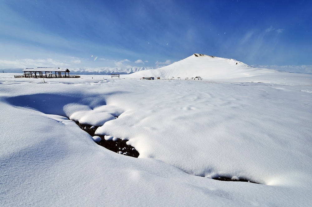 经过一夜雪落无声,千里雪原变成一个温柔宁静的冰雪