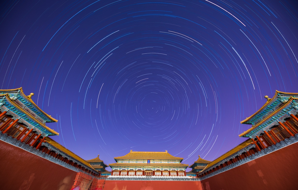 故宫的中轴线正对北极星,因此,在晴朗的夜空,可以在雄壮的午门上拍到