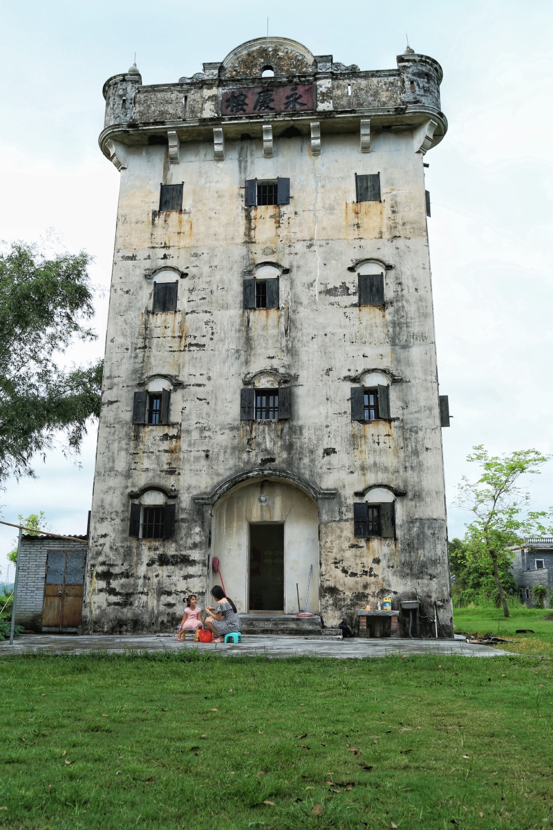 碉楼下的母女