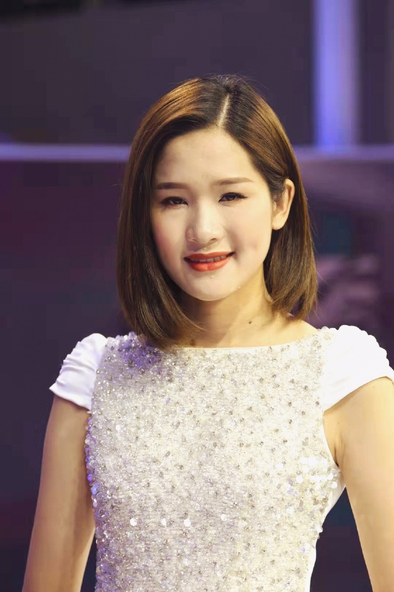 迷人的笑容和悬浮的领克游戏币 - 韩冬冬