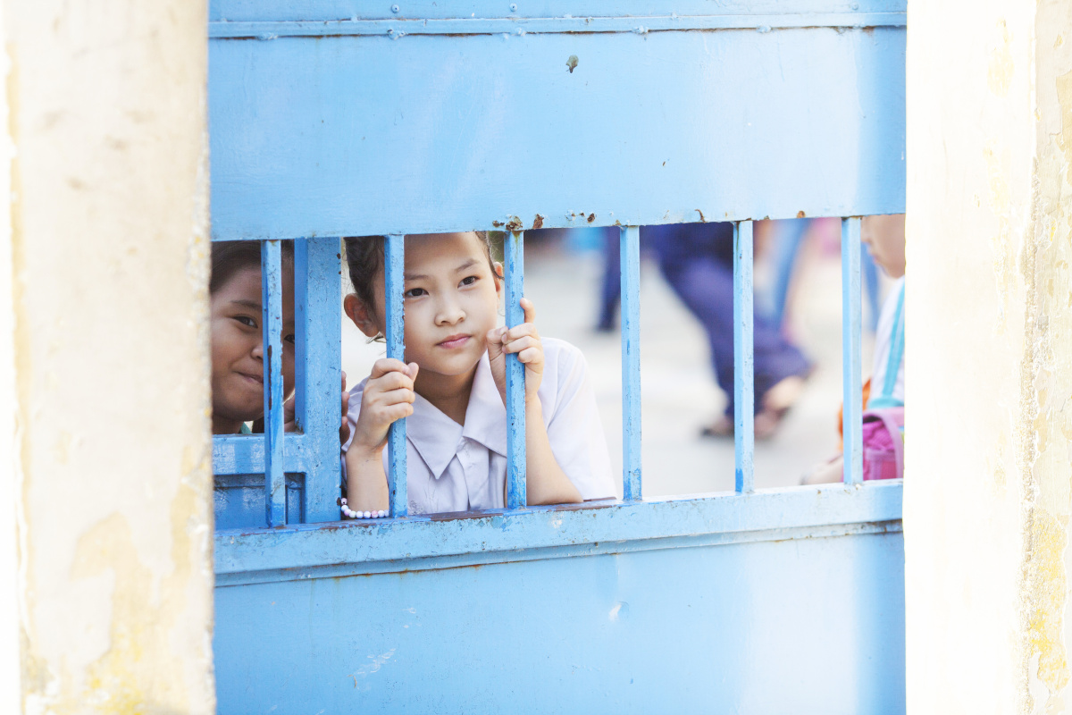 越南芽庄市内的一所小学,恰逢下午放学的时间.