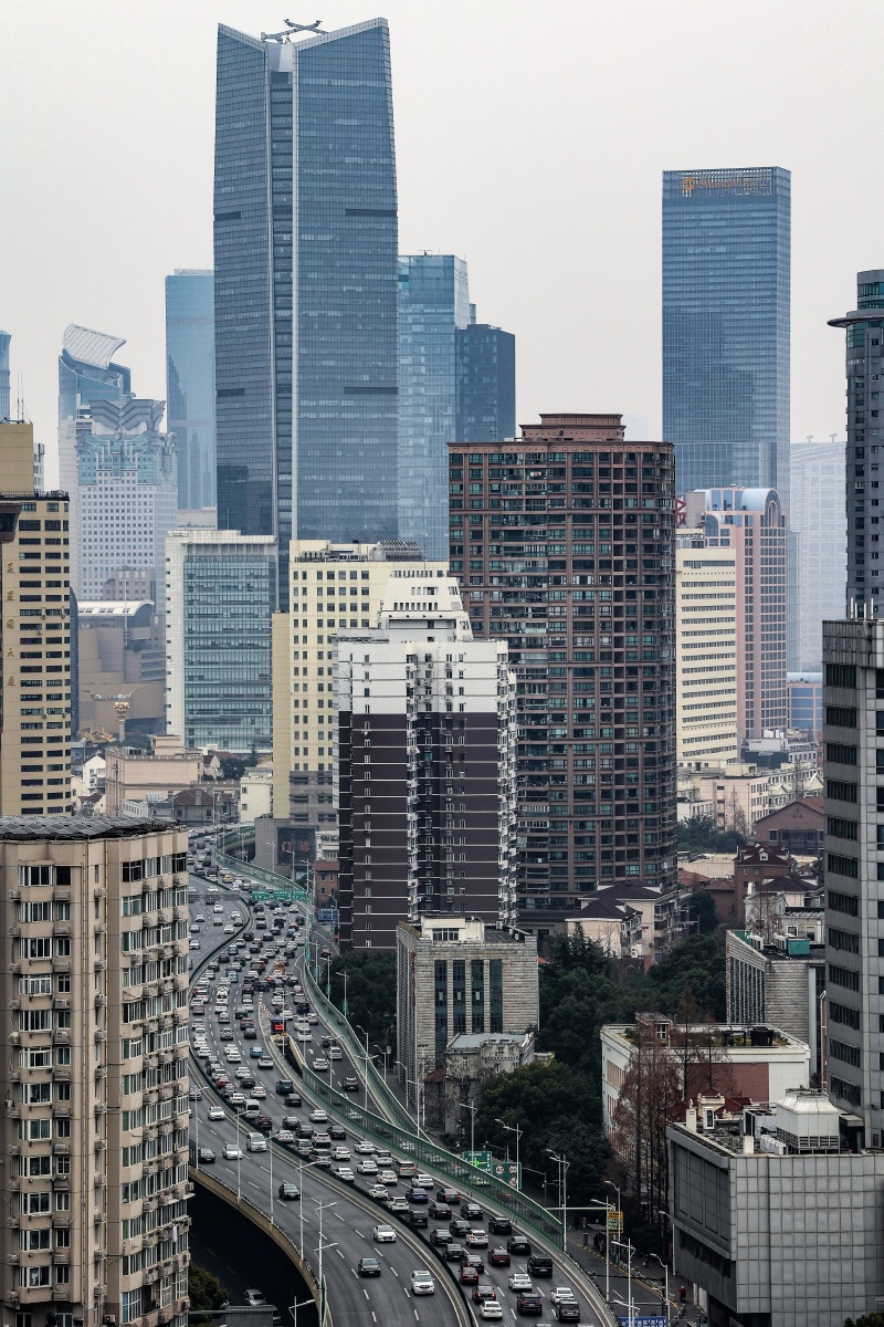 上海延安西路上的城市高架道路车流