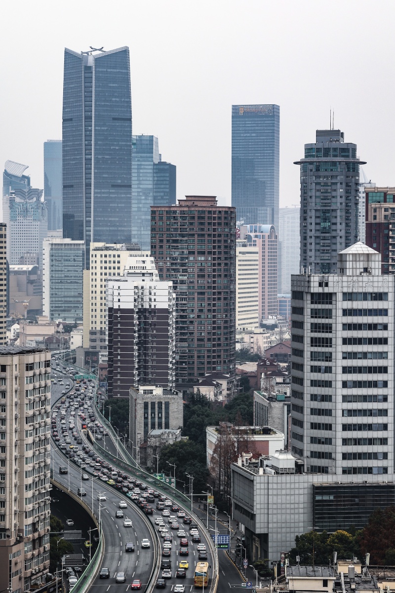 上海延安西路上的城市高架道路车流