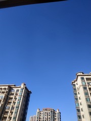 567025