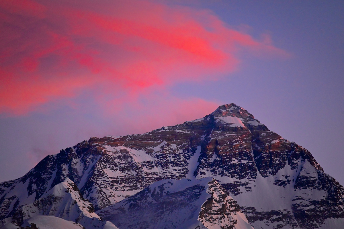 珠穆朗玛峰日照金山和星空