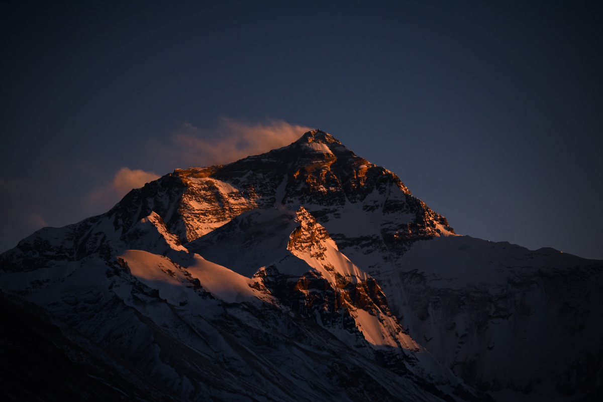 珠穆朗玛峰日照金山和星空