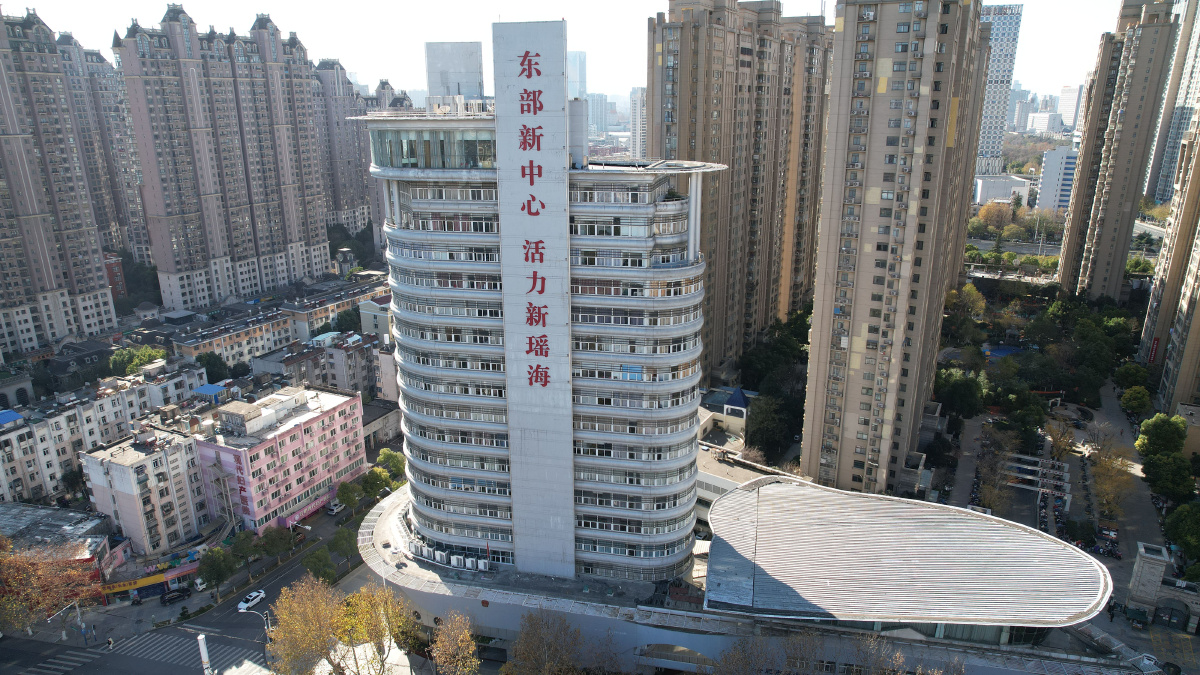 航拍合肥市瑶海区标志性建筑瑶海区人民政府办公大楼