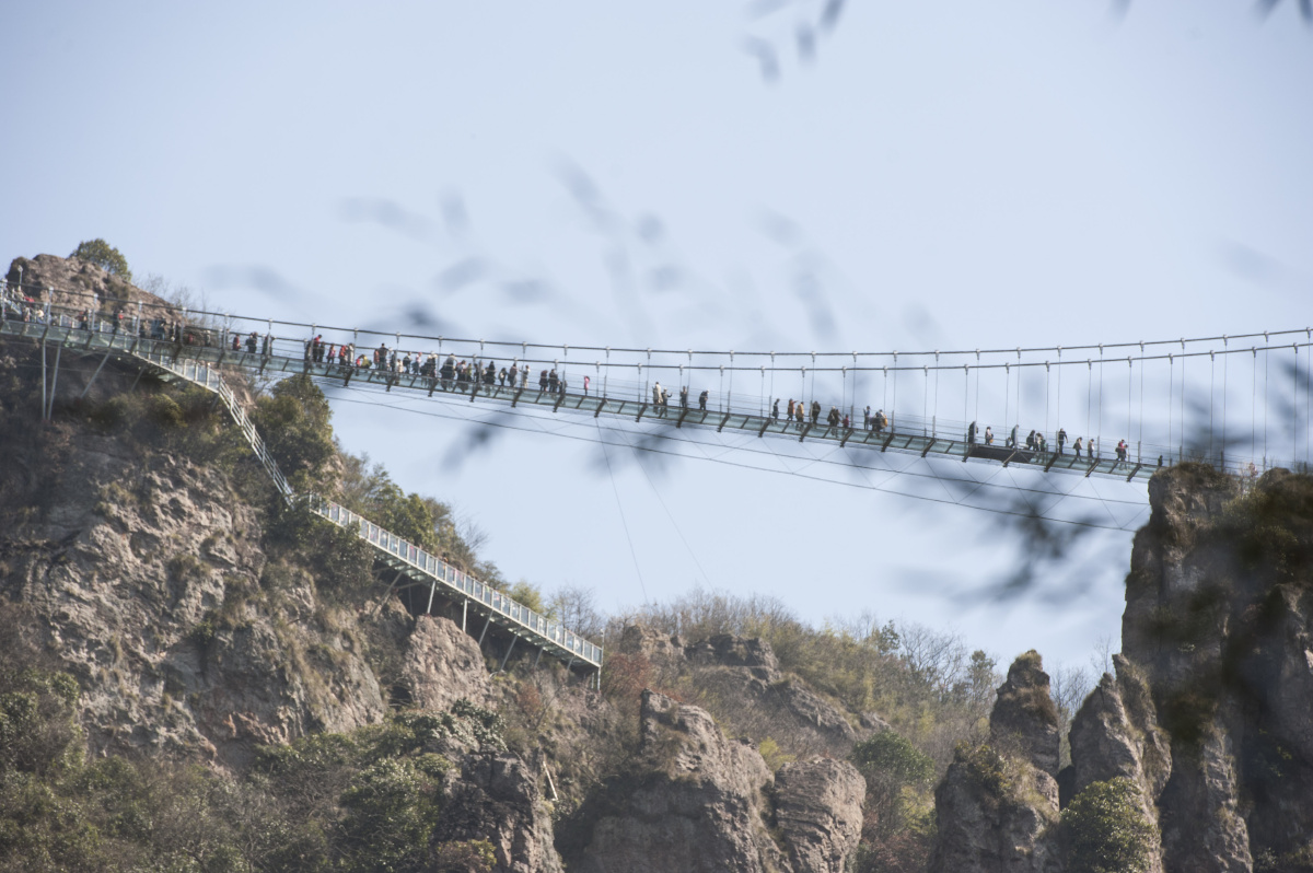 安徽芜湖马仁奇峰飞龙玻璃桥景区游客火爆