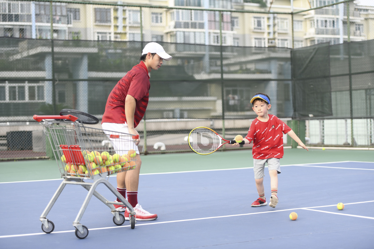 合肥炎热夏天孩子们学打网球强体质