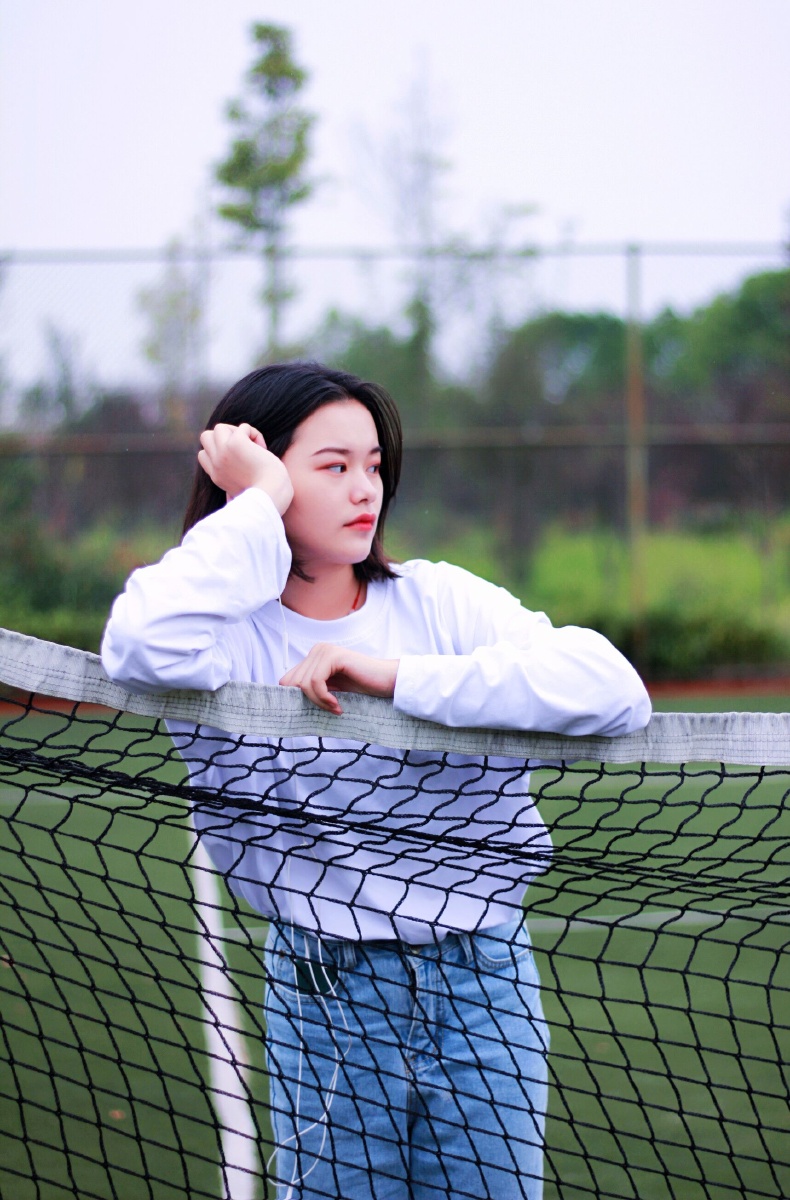 网球场〕 下雨天拍的一组照片 小姐姐是高中生 给我第一感觉就是好