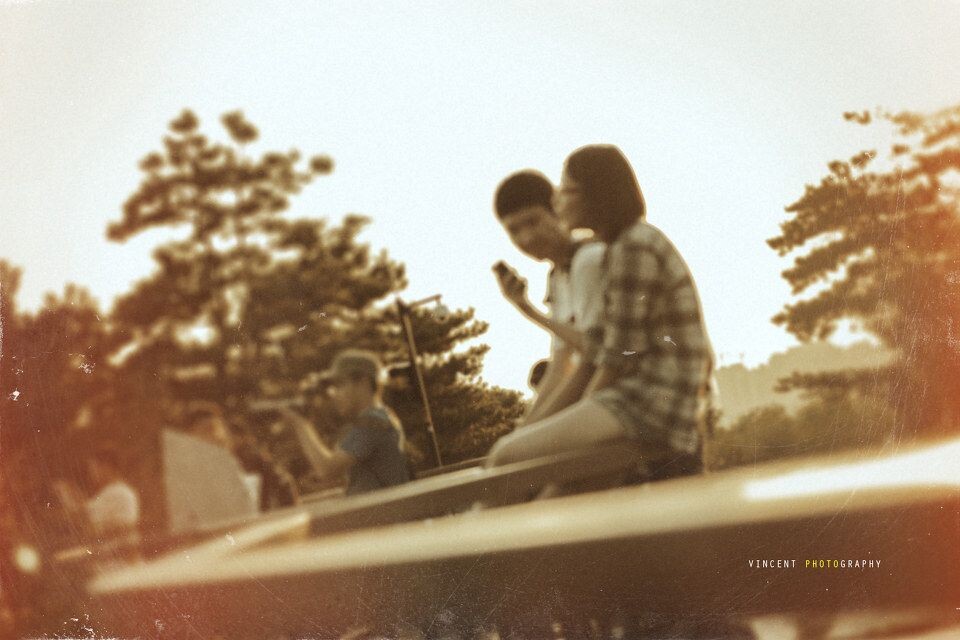 你的笑声，依然听得见<br />
当我们慢慢老去时，你是否依然怀念往昔那谈笑风声的日子？