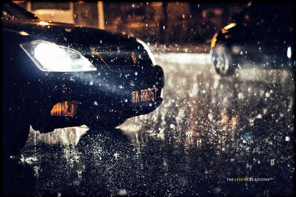 雨夜の车<br />
