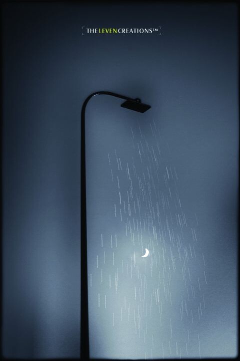 给月亮洗个澡<br />
那是真实的路灯，呵呵，很像喷头～