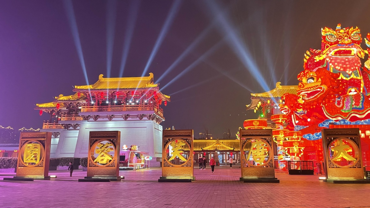 听说西安夜景最为繁华2021年的西安大唐芙蓉园满是热闹气息期待2022年