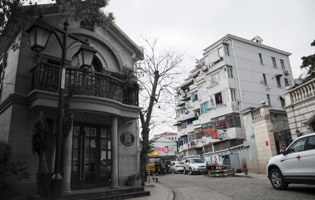 这张照片挺有意思,在多伦路一个拐角,历史文化建筑和普通平房一个画面