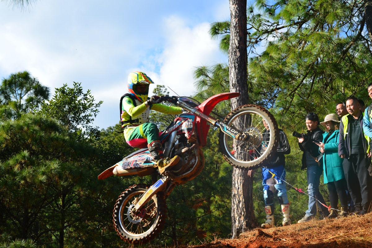 山地越野摩托车