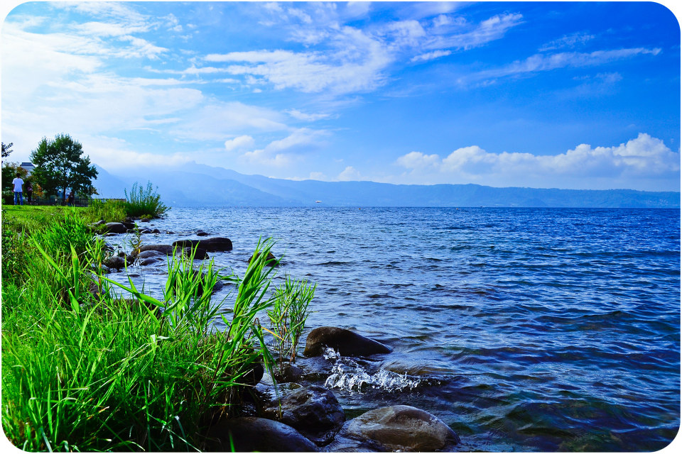 洞爷湖 br /> 水清,天蓝,草绿