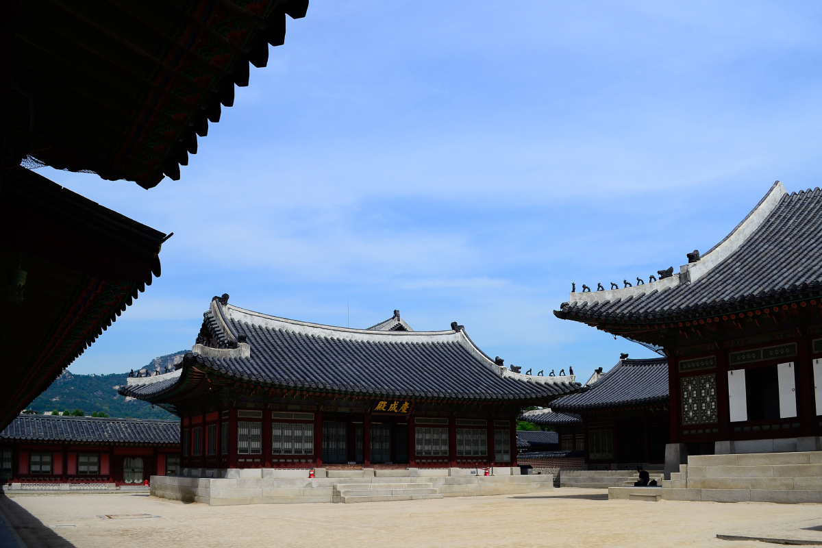 韩国景福宫(相当于韩国的故宫,很多宫殿的名字都与故宫里的一致)