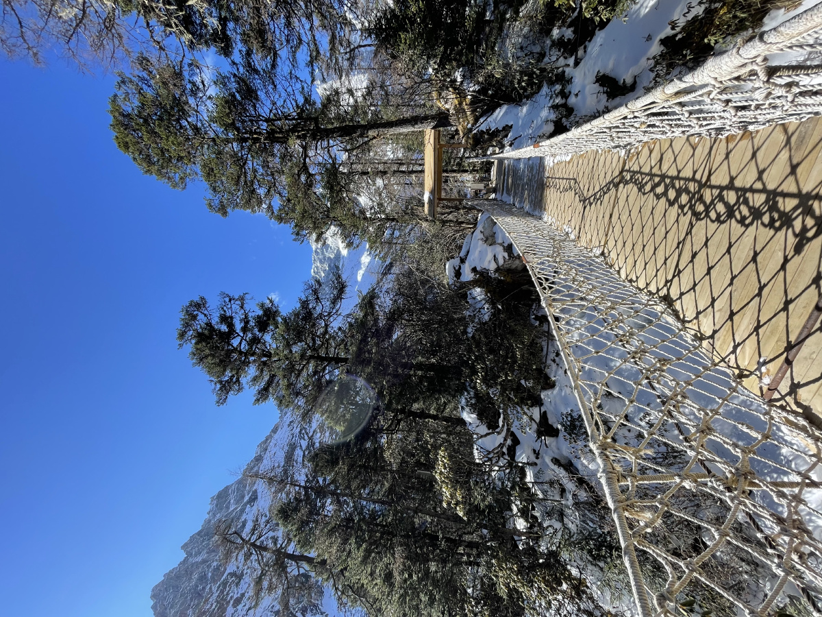 四川阿坝理县毕棚沟燕子岩燕子岩是毕棚沟风景区内最后也是最高的一个