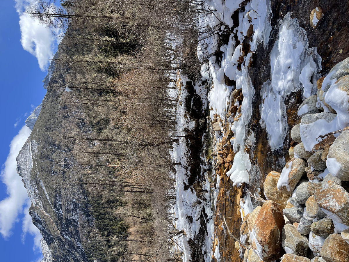四川阿坝理县毕棚沟燕子岩燕子岩是毕棚沟风景区内最后也是最高的一个