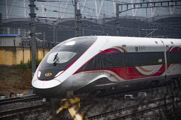 90573