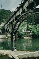579913