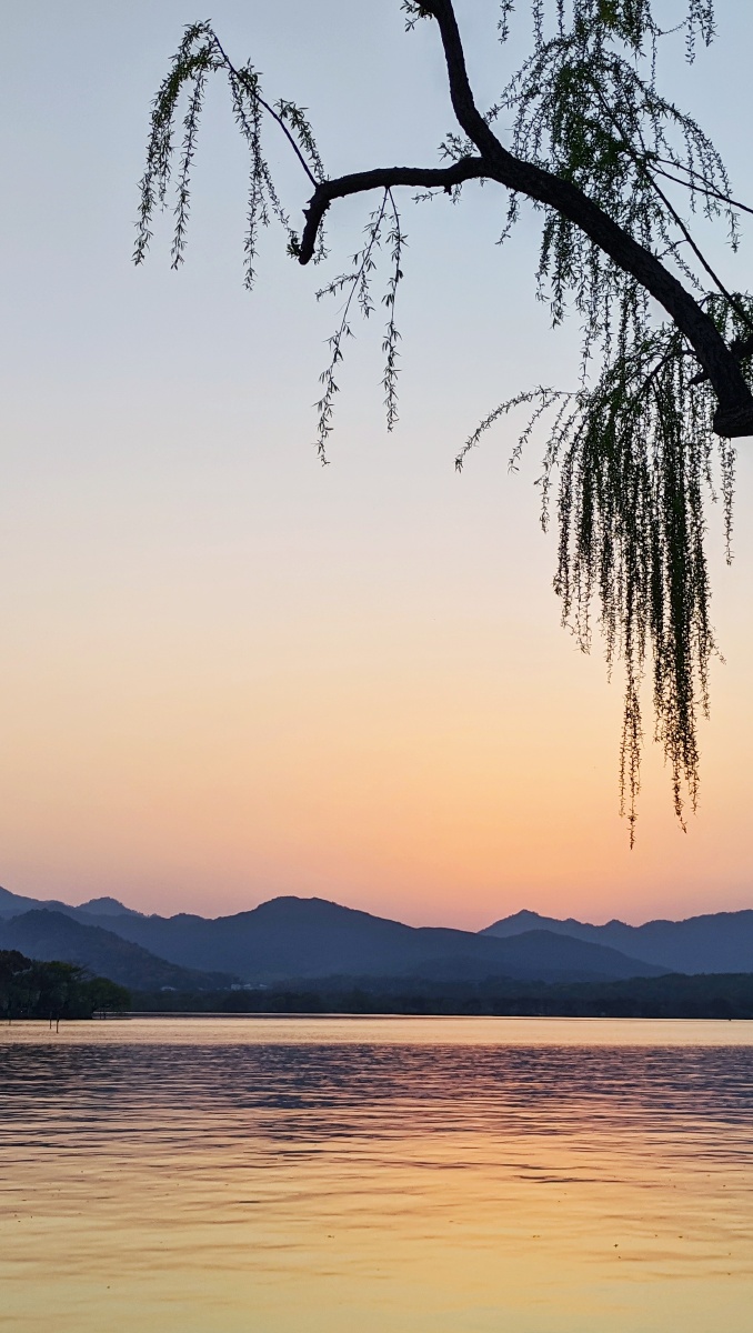 黄昏时分的西湖春天