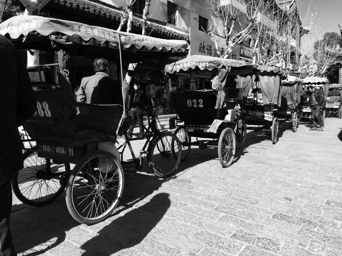 乌镇古镇街道上拉黄包车的人们