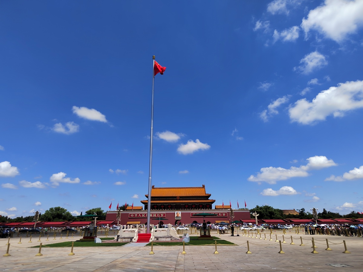 城楼国徽高悬金碧辉煌广场国旗鲜艳迎风闪漾