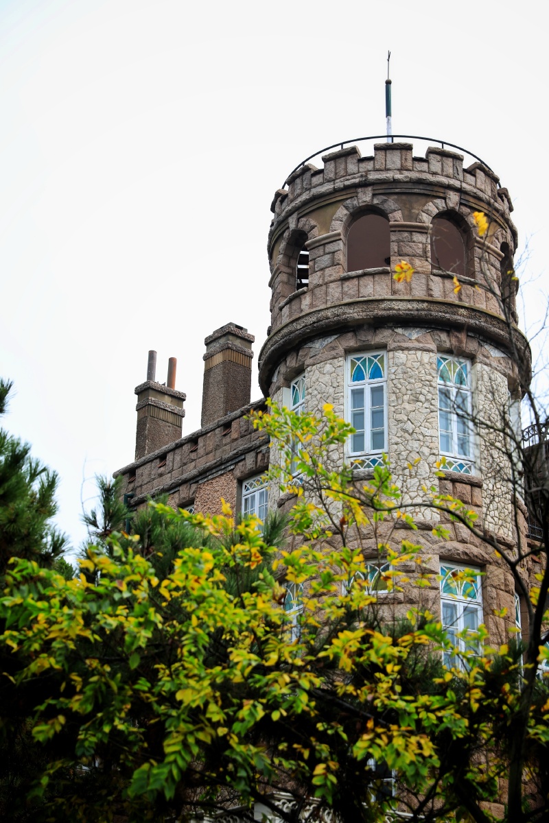 初冬八大关花石楼