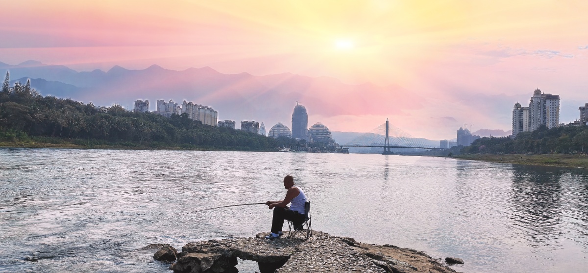 钓者无忧澜沧江畔晨光中的钓鱼者