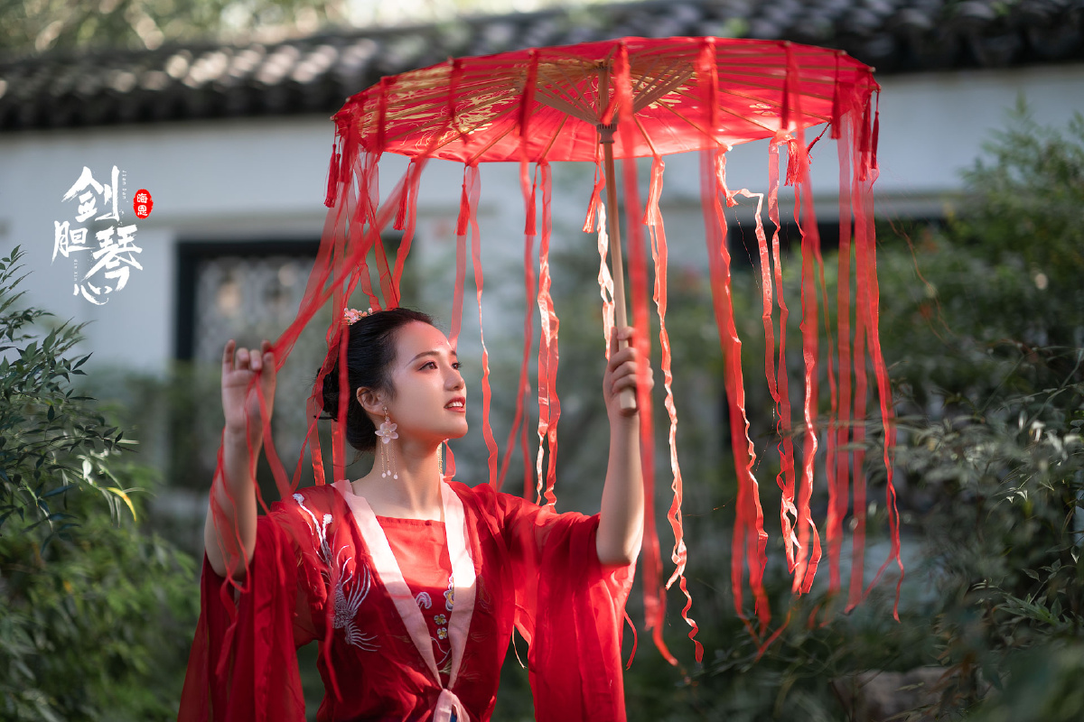 红色油纸伞红色汉服写真
