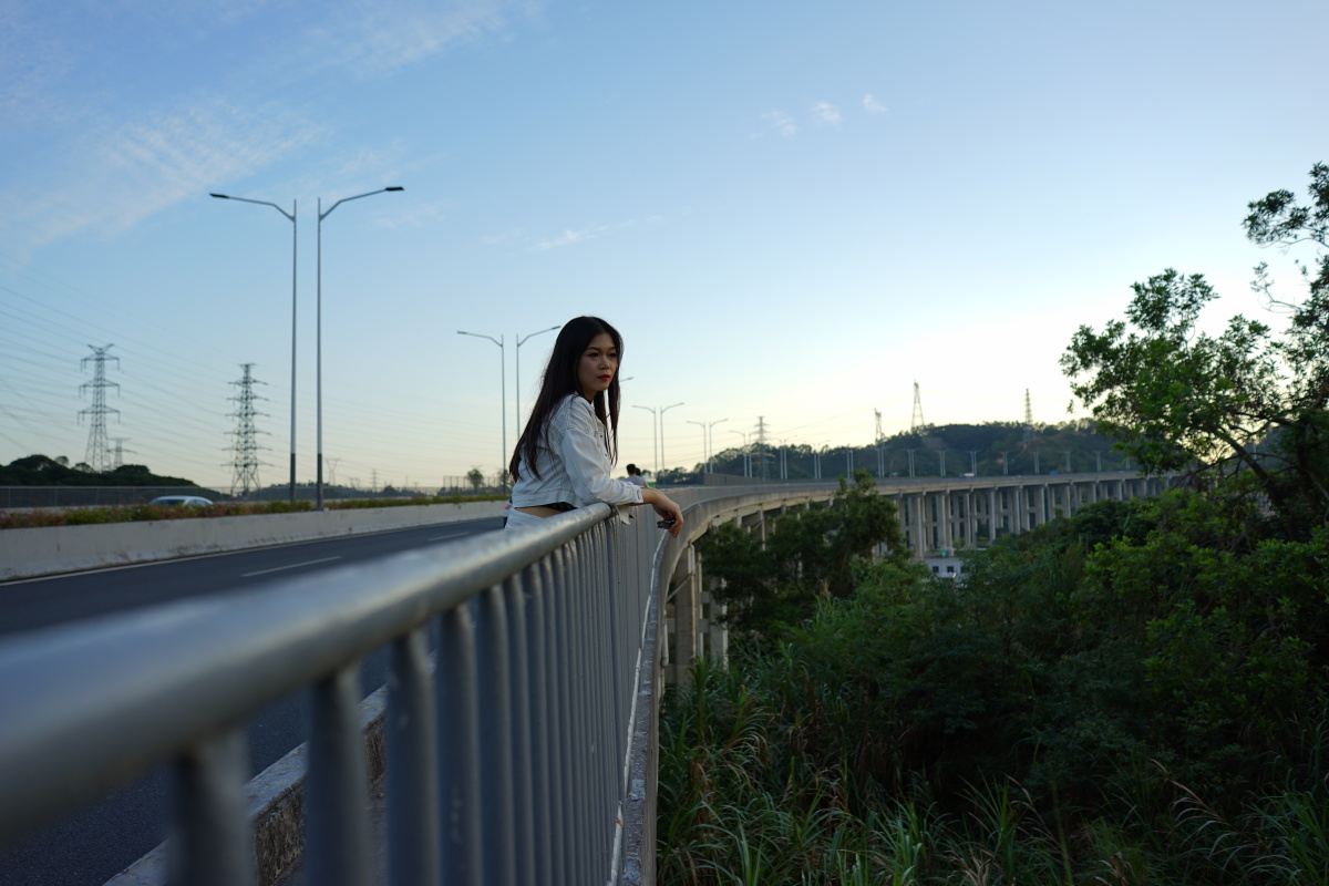 高架桥上的美女