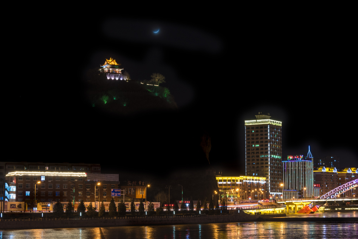 春节期间晚路过承德市区,见朦胧月色中市区魁星楼夜景,停车