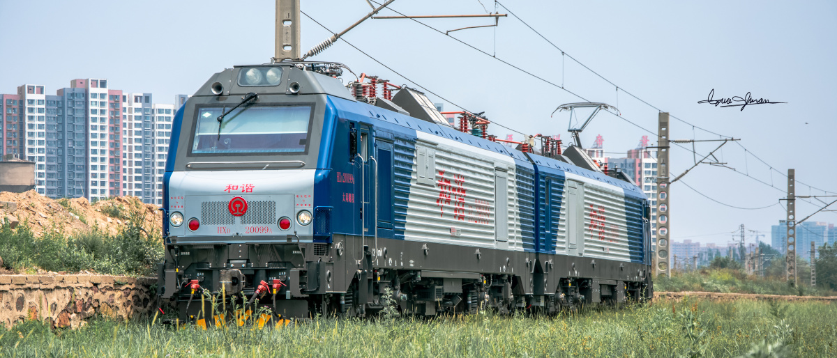 重载机车迎新颜·hxd20099号机车6级修完毕 于近日投入煤炭运输的工作