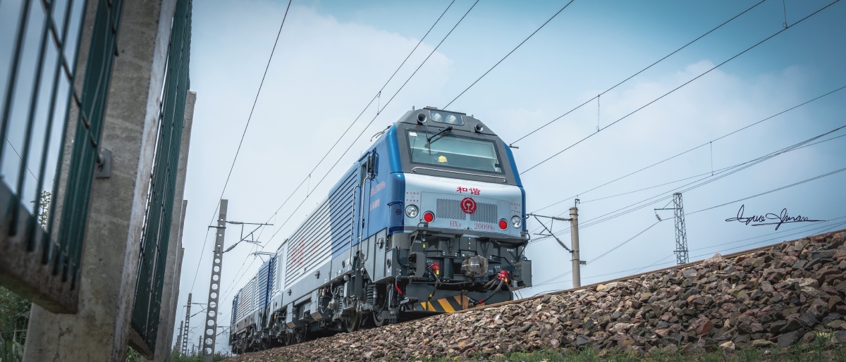 重载机车迎新颜·hxd20099号机车6级修完毕 于近日投入煤炭运输的工作