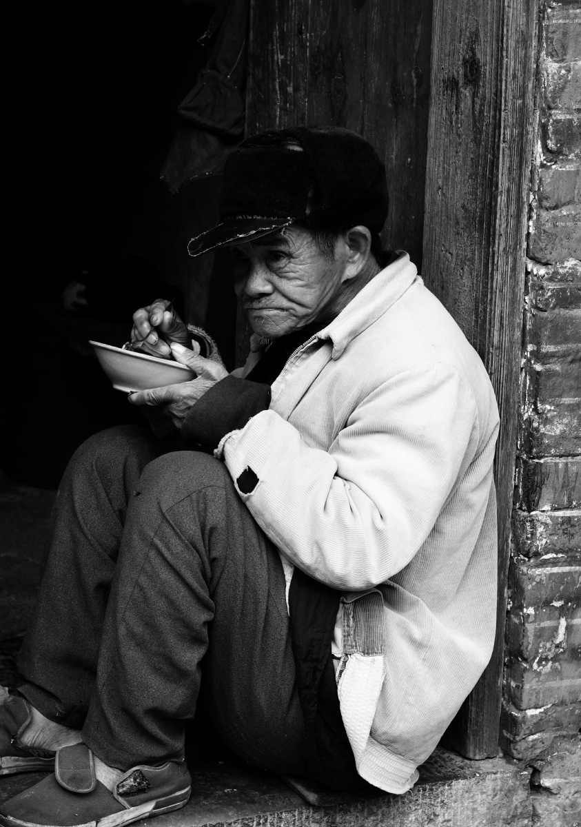 老人一个人在家吃饭,裤子上还有一只苍蝇,很孤独