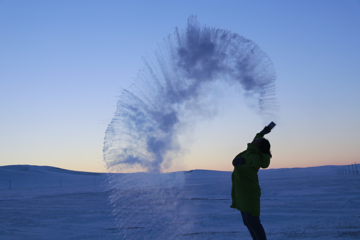 泼水成冰热水泼向空中瞬间冰雾奇观魅力冰晶犹如一朵烟花雪色浪漫