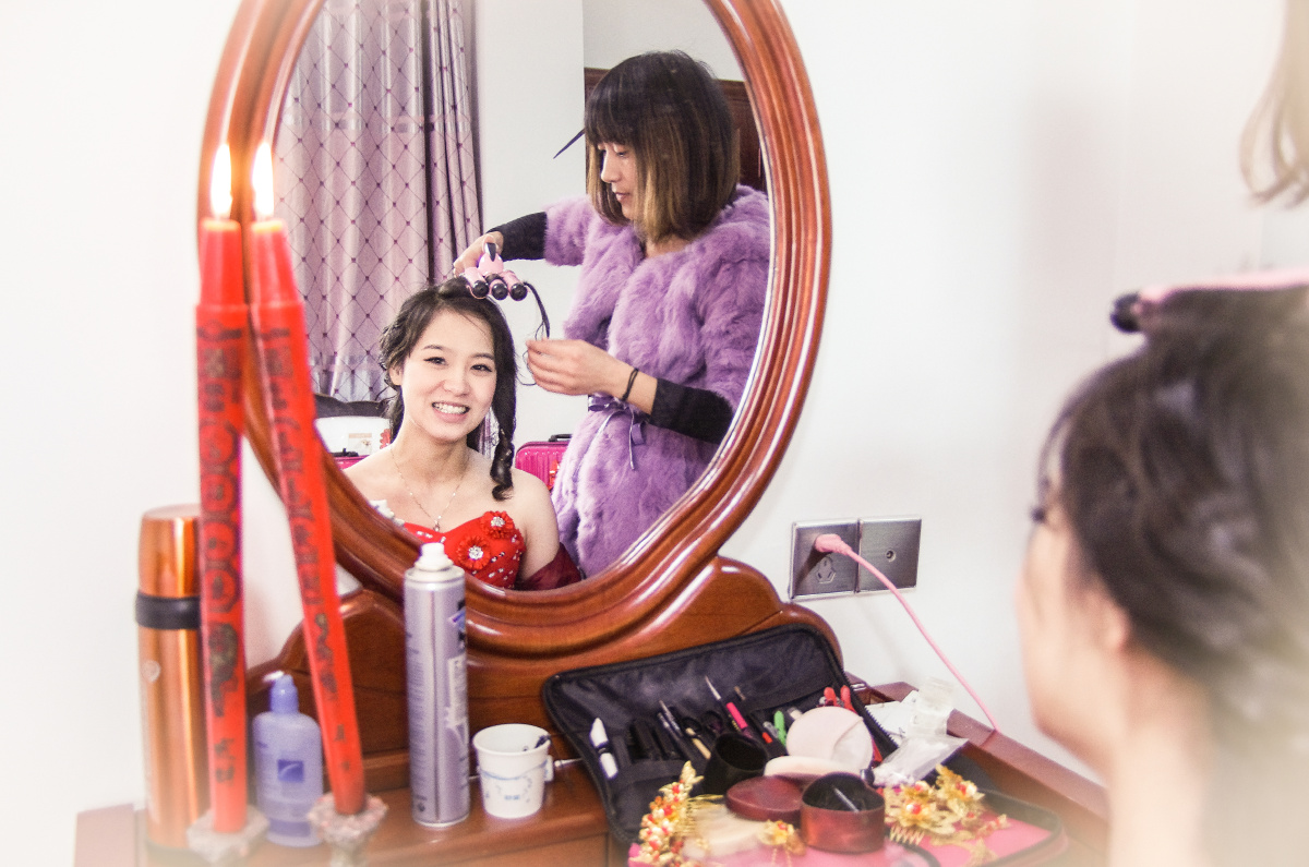 新娘子一大早开始梳妆打扮,红烛映这红扑扑的脸蛋儿.