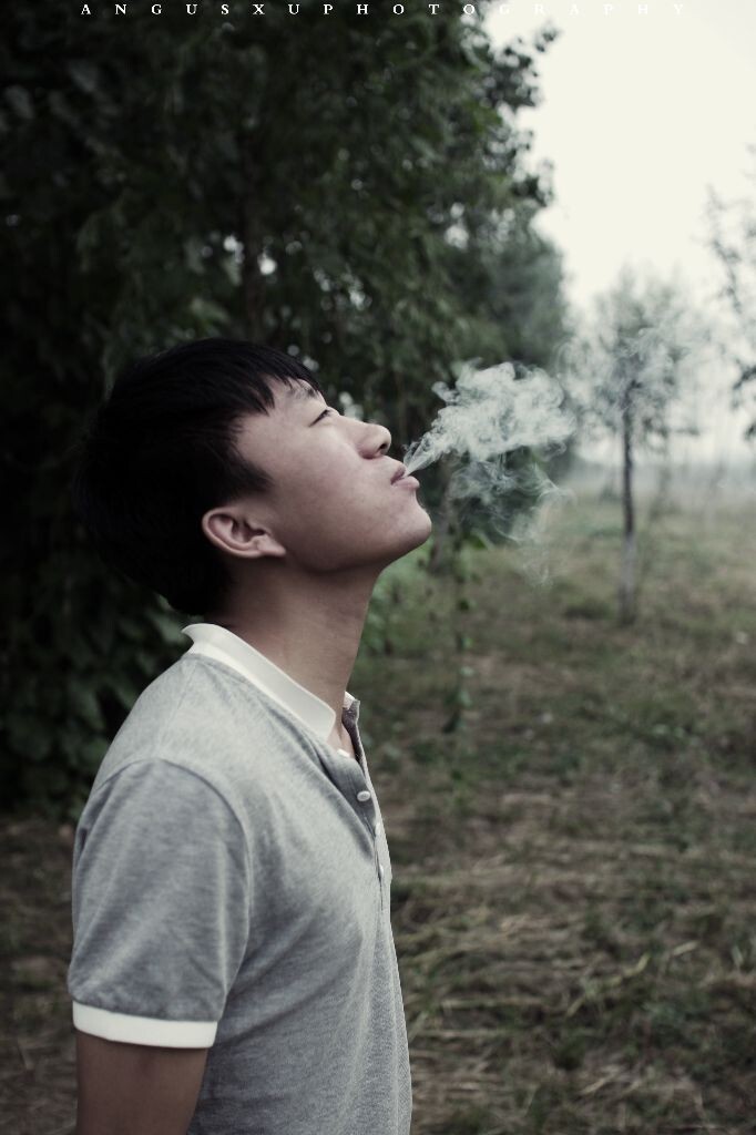 生活如同烟雾，笼罩着我。