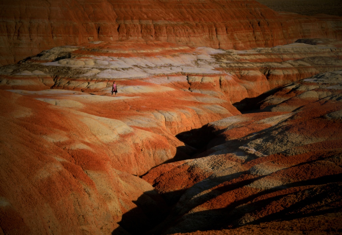 画中人拍摄于新疆克拉玛依亚丹地貌小红山