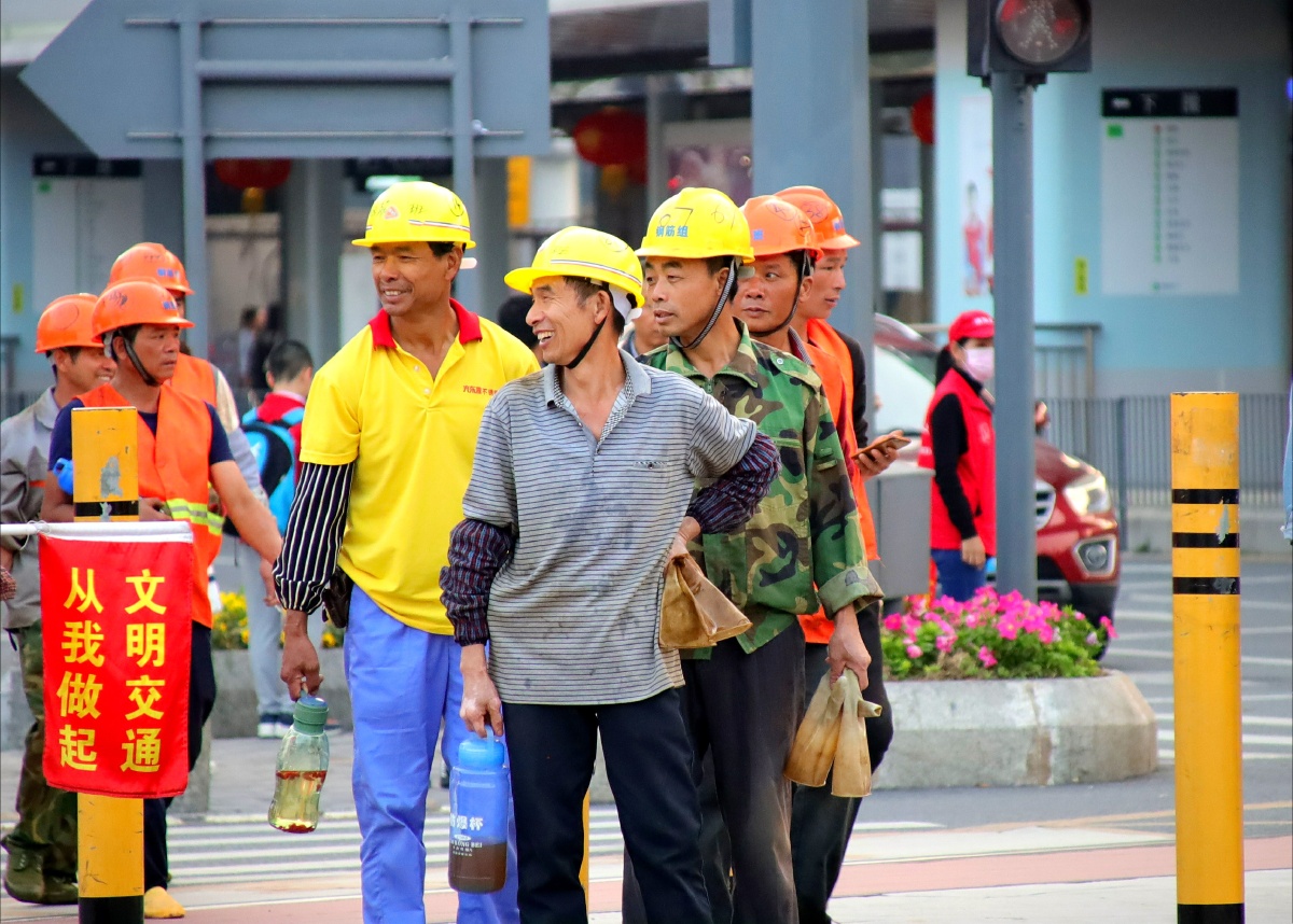 拍摄于龙华清湖地铁站正值工人下班等红绿灯瞬间同小红帽微笑