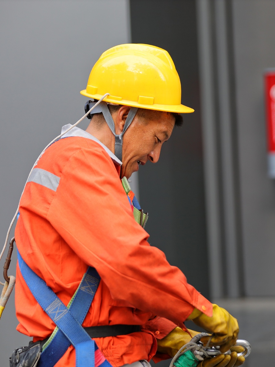 深圳中核大夏蜘蛛人正在擦玻璃.