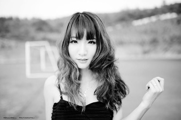 8H3B4599签名BW.jpg