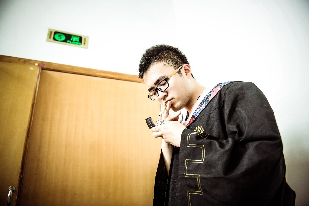 最后一次在图书馆的走廊点燃一根烟